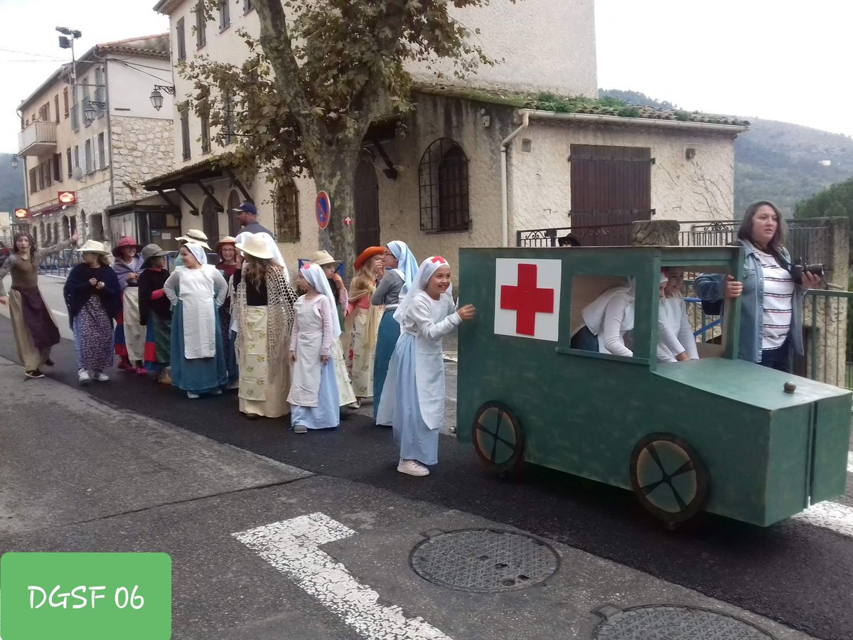 SF_Tourrette's tweet photo. ACTE II #confection des #costumes des #ouvrieres #paysannes et #infirmieres 💙💭❤ #MadeInFrance 🇫🇷 100% #FaitMain 🖐 garanti #Authentique
@SF_Siege https://t.co/pAbuJy6S3k