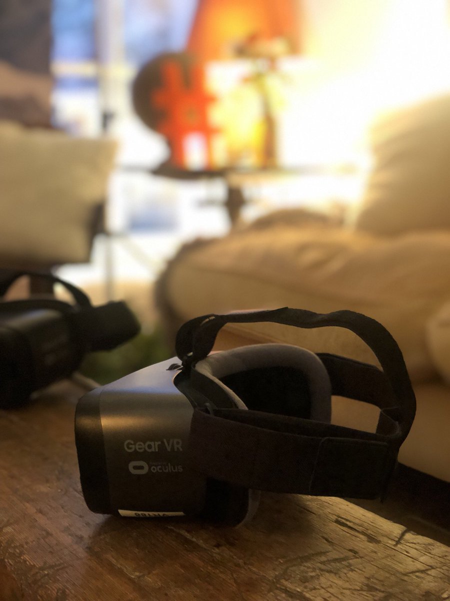arver_'s tweet photo. Une team #withmycrew d’ @Orange_France au top autour d’une soirée ice breaker et d’une immersion à 360 degrés en pleine montagne avec un casque Gear VR2 by @SamsungFR #vr #samsung #casqueVR https://t.co/cJAHXTHQTD