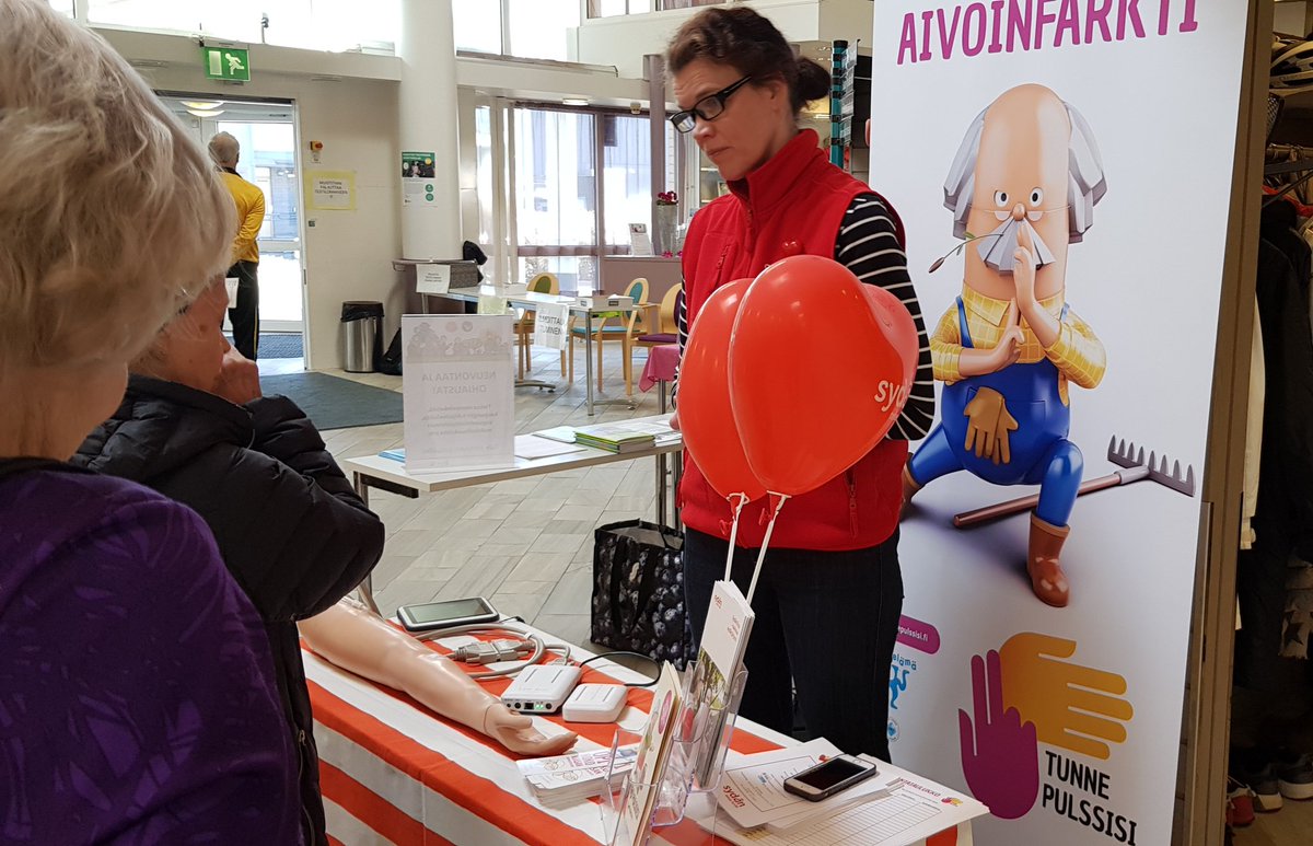 yksi_elama's tweet photo. Pulssin tunnustelu on aivojen #itsepuolustuskeino, jonka kuka tahansa voi oppia. Tänään opastetaan Turun senioreita @Aivoliitto Suvituulessa kaupungin tapahtumassa. #eteisvärinä #rytmihäiriö #testipäivä #turkuliikkuu @Turkukaupunki @VS_Sydanpiiri https://t.co/oQSQ7iCC3Q