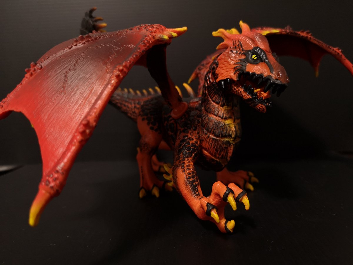 デカウンチビカムヒューマン シュライヒ エルドラドより ラヴァドラゴン シュライヒのファンタジーシリーズから炎属性のドラゴン がやってきた 溶岩の鱗を纏った正統派ドラゴンの風体がかっこいい 付け根のボールジョイントが目立つものの翼は可動式で