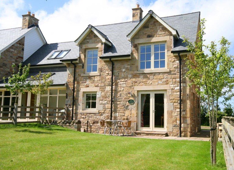 Apple Store Cottage is a gorgeous, cosy abode near Beadnell boasting breathtaking views of the Northumberland countryside, and coastal beauty just a few minutes away! 
cottagesinnorthumberland.co.uk/cottages/apple…