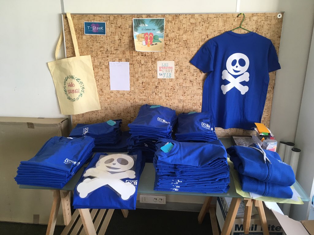 t_stook's tweet image. L’atelier en bleu aujourd’hui😉🌈#creationtextile #teeshirtpersonnalise #atelier #madeinfrance