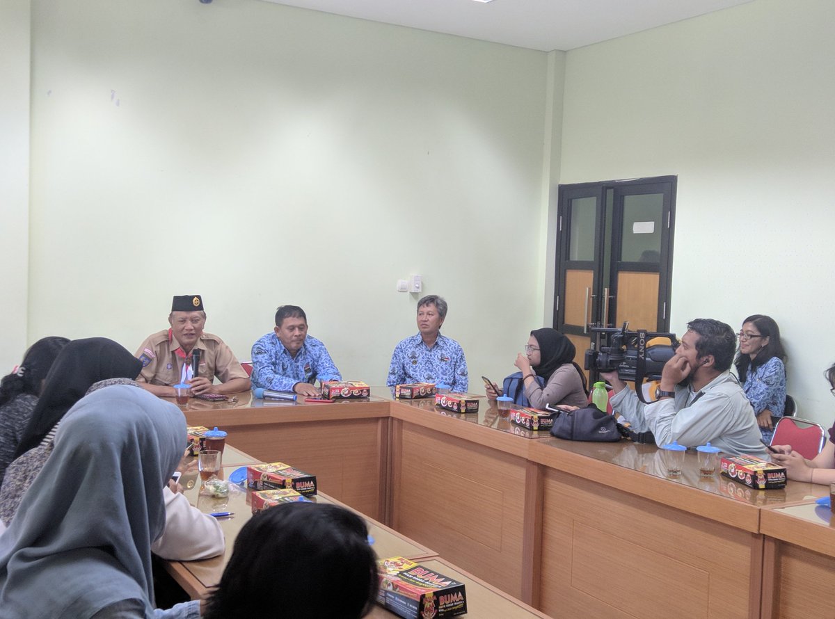 Sugeng sonten sedherek, siang tadi, bertempat di Dinas Kominfosandi Kota Jogja berlangsung jumpa pers terkait pengelolaan sampah di Kota Yogyakarta bersama Kepala Dinas Lingkungan Hidup (DLH), Ir. Suyana dan Camat Tegalrejo, Raden Ryanto Tri Noegroho.