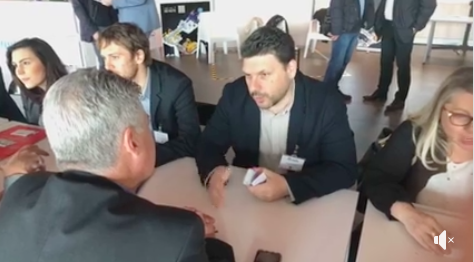 Il rituale dello scambio del bigliettino è lo spunto, meno formale, per parlarsi davvero, al di là di ruoli o loghi, oltrepassando i luoghi comuni ma facendo rete in luoghi comuni.