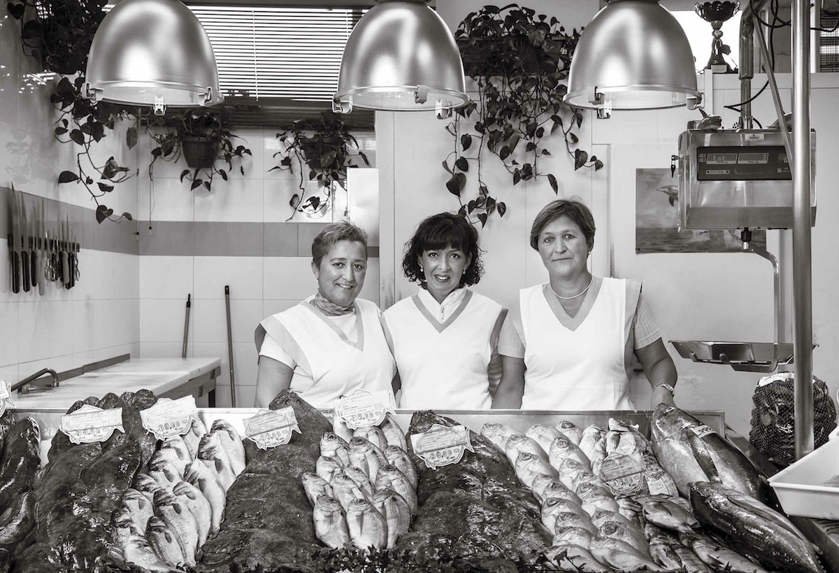 Serie ‘Productoras’
Milagros Carrera Táboas, peixería Flípper. Mercado do Berbés, Vigo
#SomosAtlántico🦈🦀🦑🌊 nove.biz

Foto: Ovidio Aldegunde para <a href="/GrupoNoveCocina/">Grupo Nove</a>