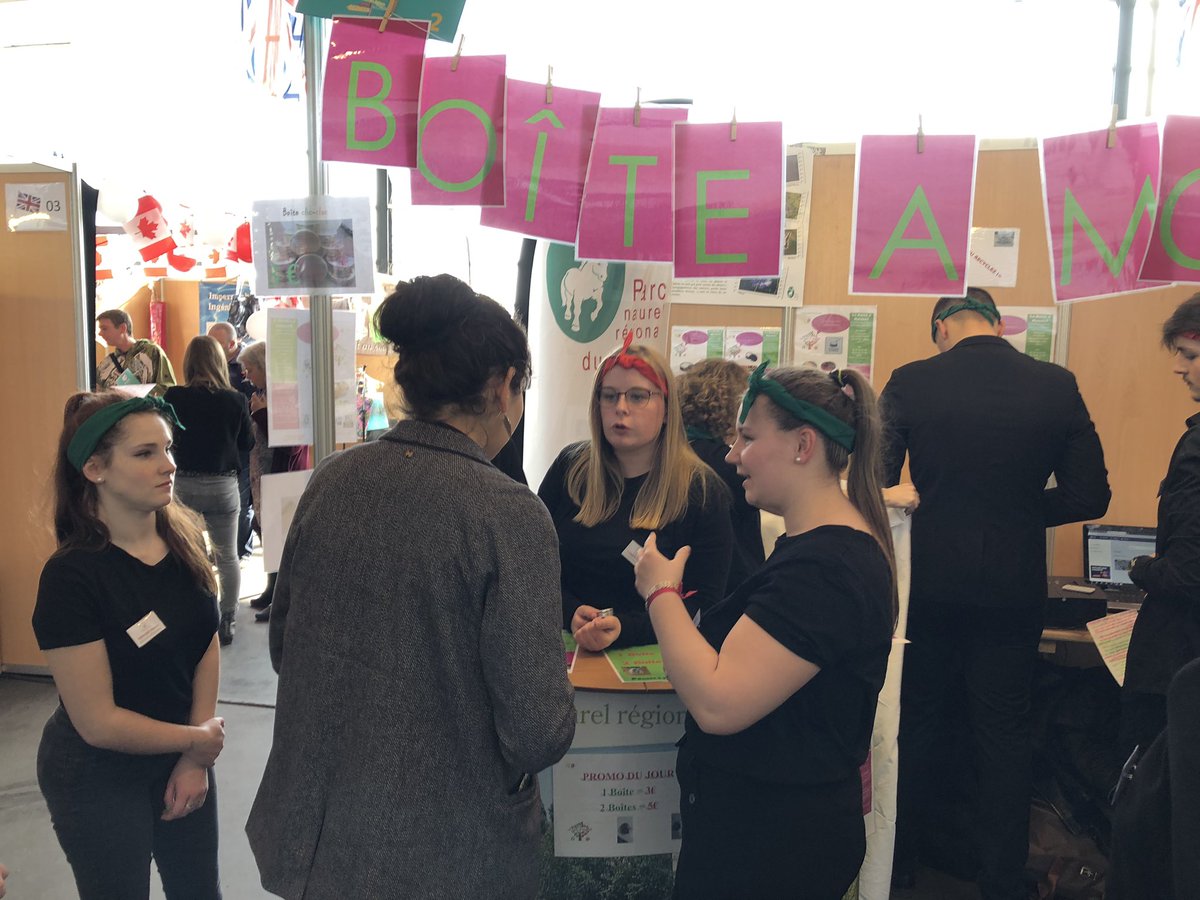 CHAUVEAUPascal1's tweet photo. La boîte à Monnet est sur le front à Rouen. Le stand est installé et les premières ventes sont faites @acCaen @EPANormandie @T_Fleuranceau @la_monnet https://t.co/EuHRhukvrN