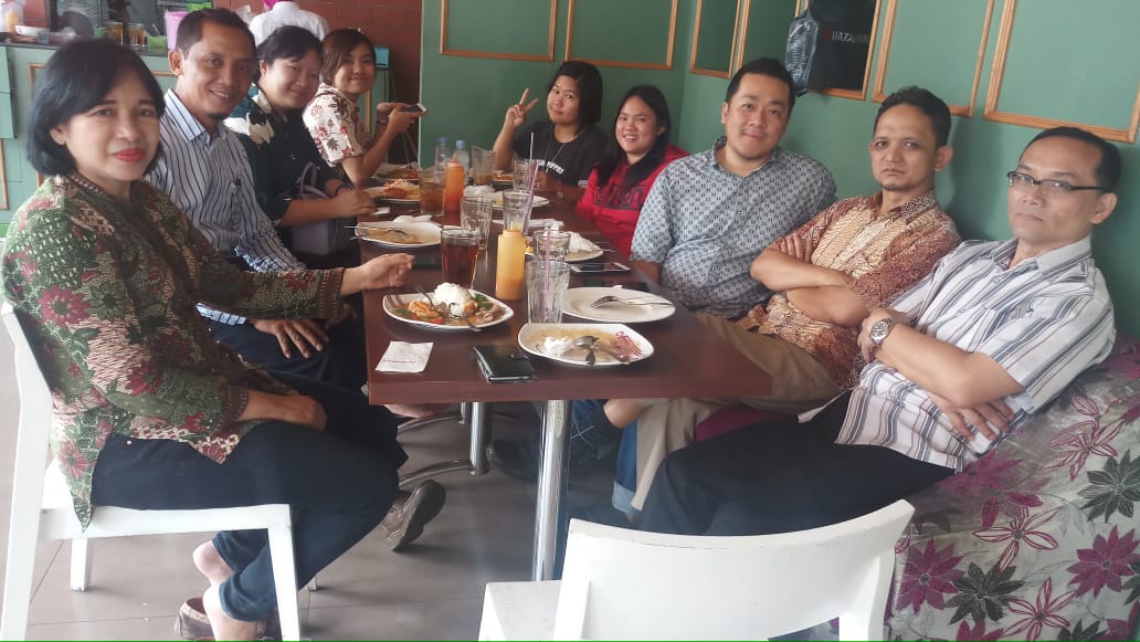 Udah lama gak nge-tweet nih...
Kumpul2 dengan teman2, farewell party buat Lina