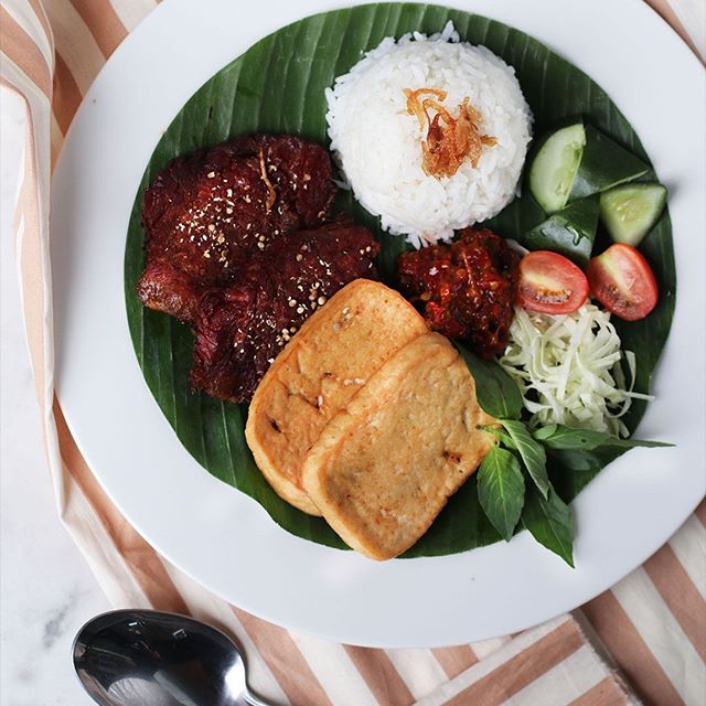 And the lest weekend of March is just upon us. It was an awesome month, and I shall celebrate it tonight!⠀
⠀
Just need the right fuel before I head out and hit the town with my mates! Empal Gepuk Sunda it is!⠀
⠀
#LibericaLiberates #WeekendFuel #CoffeeBoutique