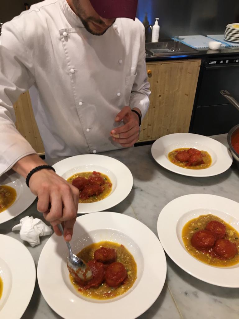 LaCampofilone's tweet photo. La cena del #Recupero è stato un momento per riflettere sulla cucina e sulla sostenibilità. Abbiamo scoperto che la nostra pasta alla chitarra è ottima per realizzare i #Basotti, che le Polpettine di lesso ripassate al pomodoro con Fricandó di Campigna sono una vera leccornia. https://t.co/qgGVotKTnG