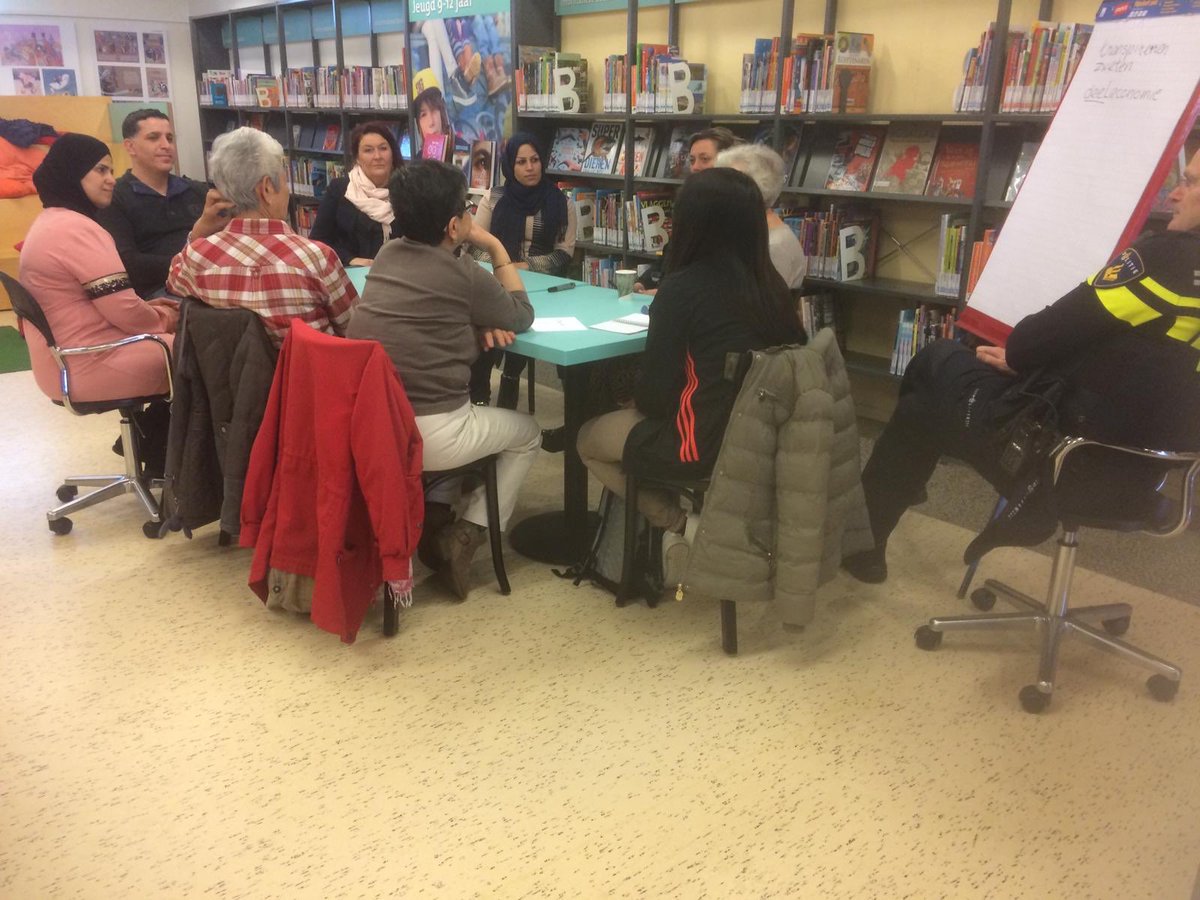 biebwestland's tweet photo. Gezellig druk bij het Taalcafé in Bibliotheek Naaldwijk! Praten over de wijk met onverwacht bezoek van Khaldon @vitiswelzijn en de wijkagent @PolWestland. https://t.co/grUXSwEFQA