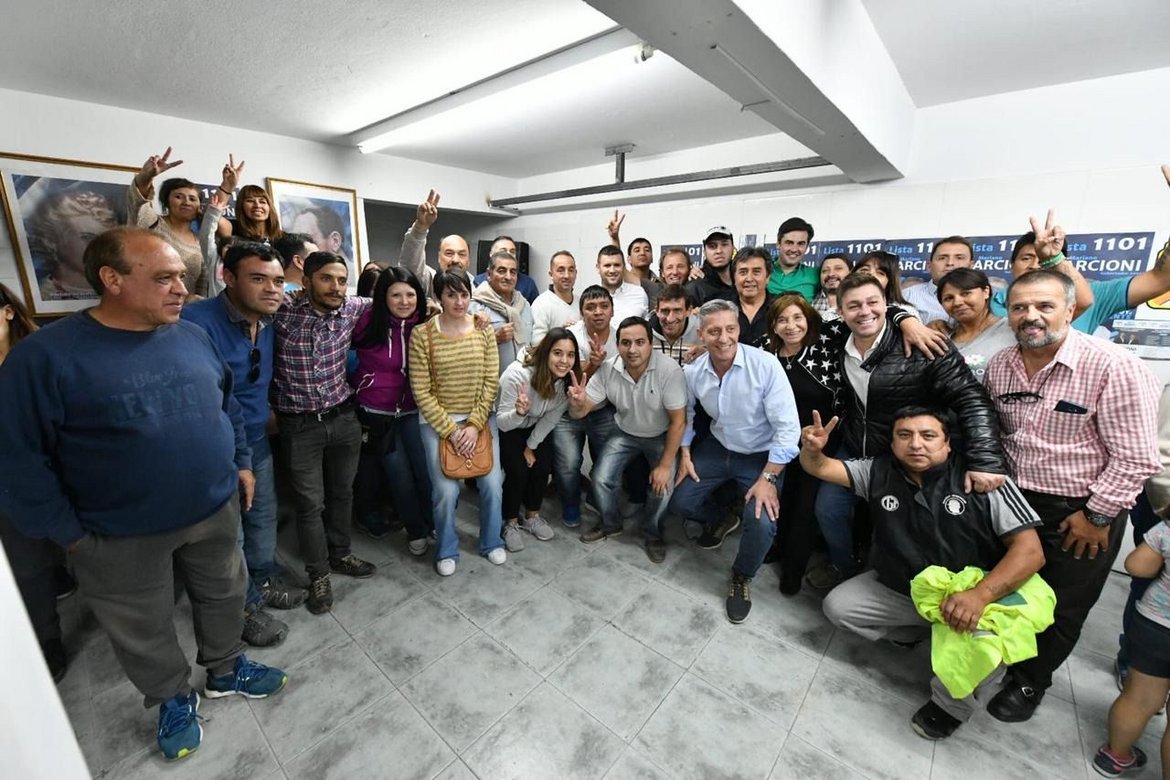 ElChubutense's tweet image. #RED43
Arcioni inauguró local de campaña en Esquel

elchubutense.com.ar/red303.html