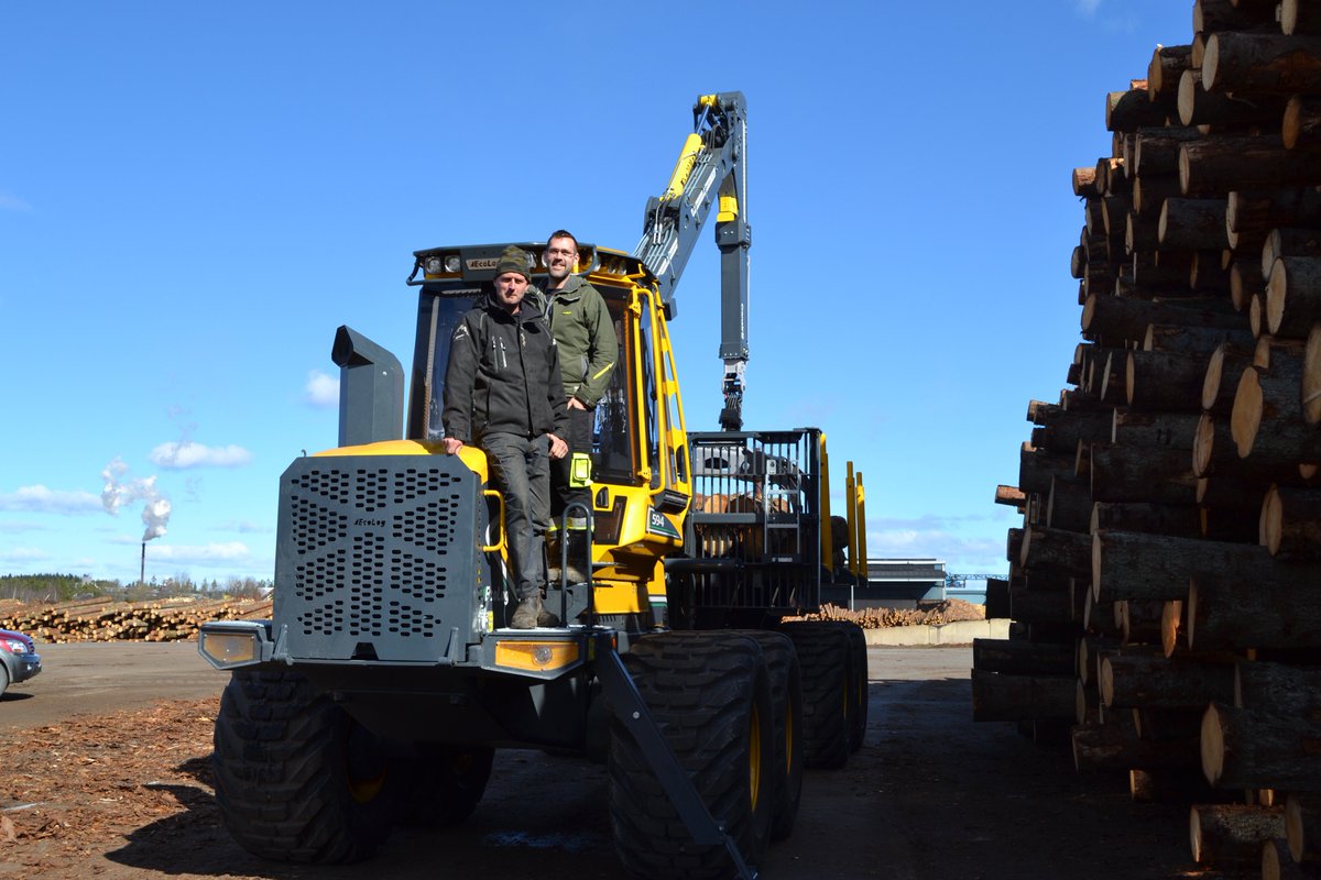 ecologforestry's tweet photo. Delivery of forwarder Eco Log 594E to Eckerströms Skog and Maskin AB. The drivers on the picture to the left are Fredrik and Rasmus. In the spring of 2019, the forwarder will be rebuilt into a soil scarification machine.
#Forwarder #Forestrymachine #Servicefriendly #Forestcare https://t.co/eZ3ml0uI0X