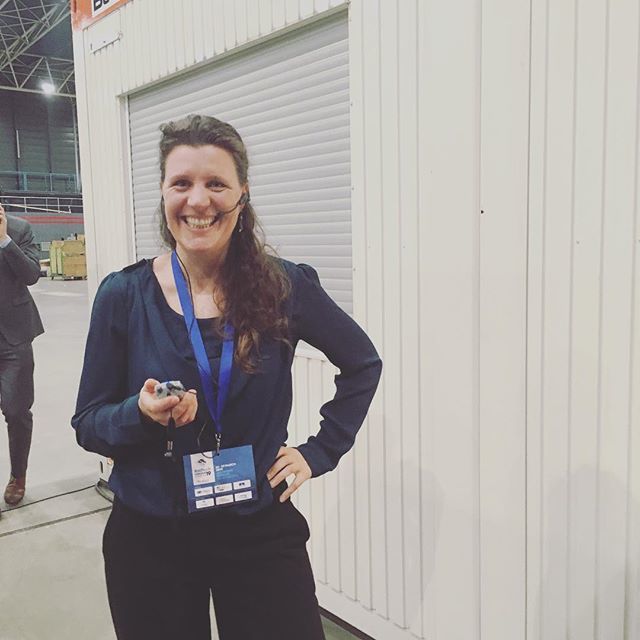 Hier is lonneke onze microfoon aan het testen voor de workshop die stiekem een game is. Hoe dat was?  Dat vertellen we binnenkort #railtech #railtech2019 #socialeinnovatie #seriousgame #ertms #jongeveranderaars #ondernemenmetballen