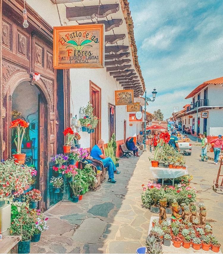 Sólo basta que vean esta foto para que entiendan por qué #Mazamitla es un #PuebloMagico
#TesorosdeMexico #FelizViernes #VisitMexico #GoingPlaces 
<a href="/bosqueescondido/">Bosque Escondido</a> <a href="/HuertaRealHotel/">Hotel Huerta Real</a>