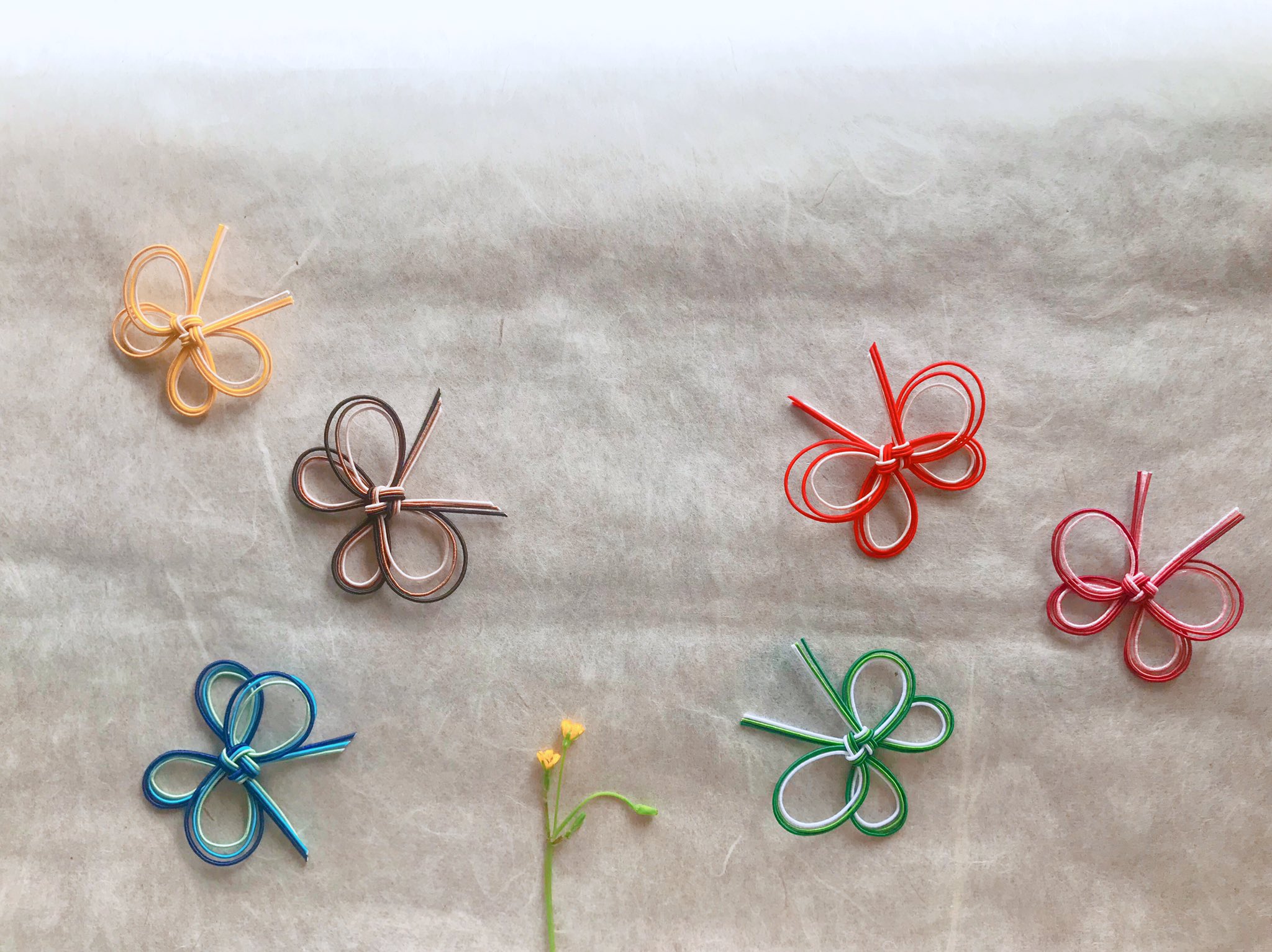 じゃぱかる 伊予水引を結ぶ 蝶 結び目を表から見ると漢字の 口 裏から見ると 十 になることから 叶結び と呼ばれる結びです 叶結びは 願いが叶うとされる縁起の良い結び 出会いや旅立ちが交錯する春だからこそ それぞれの願いを込めて お