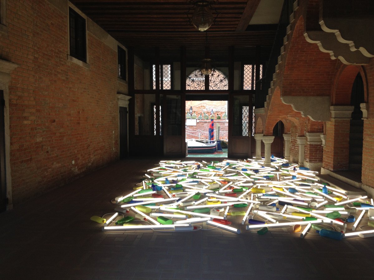 celestesterling's tweet photo. RIP NZ artist Bill Culbert. I took this photo of his wonderful light art at the 2013 @la_Biennale #RIPBillCulbert #light #art #NZartist #BillCulbert #VeniceBiennale #NewZealandart #contemporaryart #flotsamandjetsom #Venice #neon https://t.co/wB2Yhb31Ld
