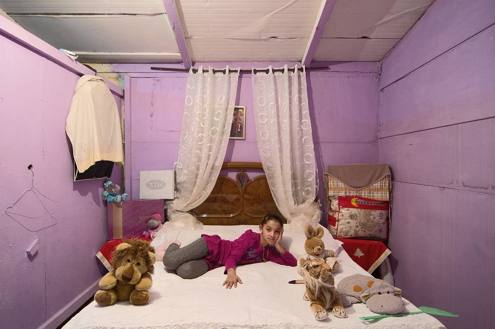 Recommended: A great project I discovered recently depicting Gypsy community in Naples, by Vincenzo Pagliuca

buff.ly/2HzzM5P