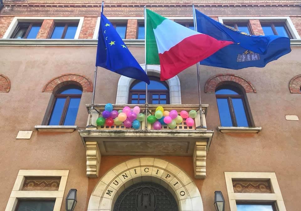 “Noi non facciamo discriminazioni di sesso, razza, genere, orientamento sessuale. Noi siamo per l’ascolto. Noi siamo per l’umanità"
 #WCFVerona: l'Amministrazione comunale di #Grado espone palloncini, simbolo leggerezza e tolleranza per tutti i colori del mondo #famiglia #Verona