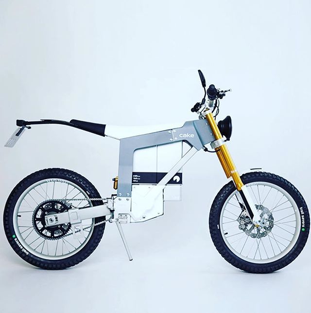 You can now ride your <a href="/ridecake/">CAKE - ridecake.com</a> on the road. Who said you can’t have your cake and eat it.....🤔😜
.
.
.
📷via <a href="/ridecake/">CAKE - ridecake.com</a>
#offroad #onroad #electricmotorcycle #custommotorcycle #electricbike bit.ly/2WxZgDM