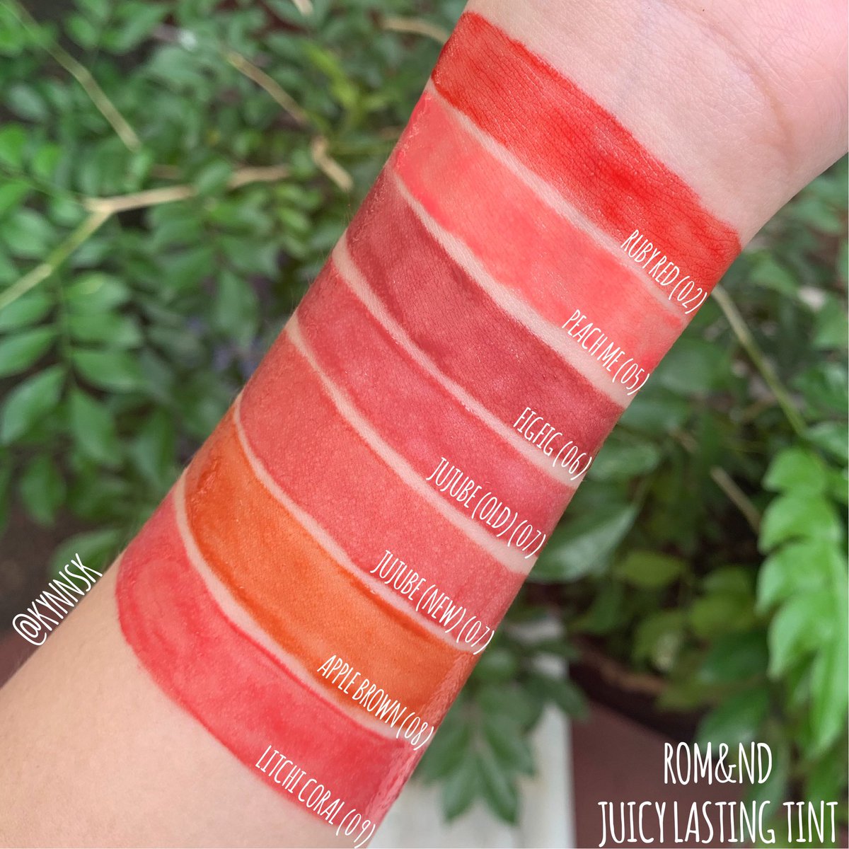 kynnsk's tweet photo. ลิปทิ้นท์ที่ฮอตที่สุดในตอนนี้ Rom&amp;nd Juicy Lasting Tint พอได้ใช้ก็พบว่ามีสีเดียวไม่พอจริงๆ ลงปากแล้วดูเป็นธรรมชาติมากๆ เนื้อบางเบาไม่หนักปาก ทาแล้วปากดูวาวระเรื่อๆ พอหลุดจะทิ้งสเตนไว้ สเตนก็ติดทนมากๆ ทาทับได้ไม่เป็นคราบ ตัวลิปมีกลิ่นผลไม้หอมๆด้วย #ไว้รีวิวห้ามขายของโว้ยย https://t.co/pol8CkhzYz