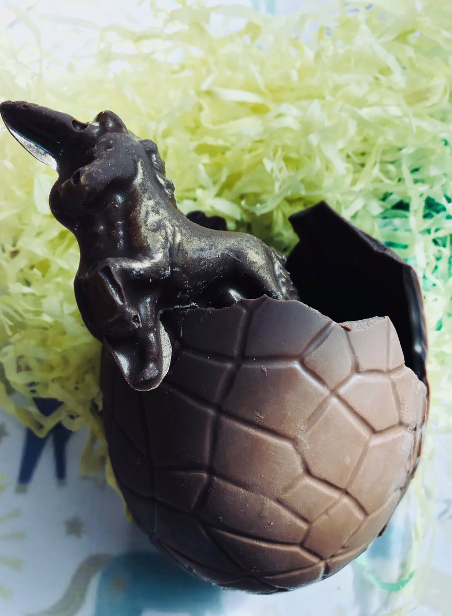 Unicorns are breaking out! Perfect thanks Easter gifts for unicorn lovers! Crack into a Belgian chocolate egg to find what’s hidden inside 🦄🤤 #unicorn #easter #chocolate #somethingdifferent #treats