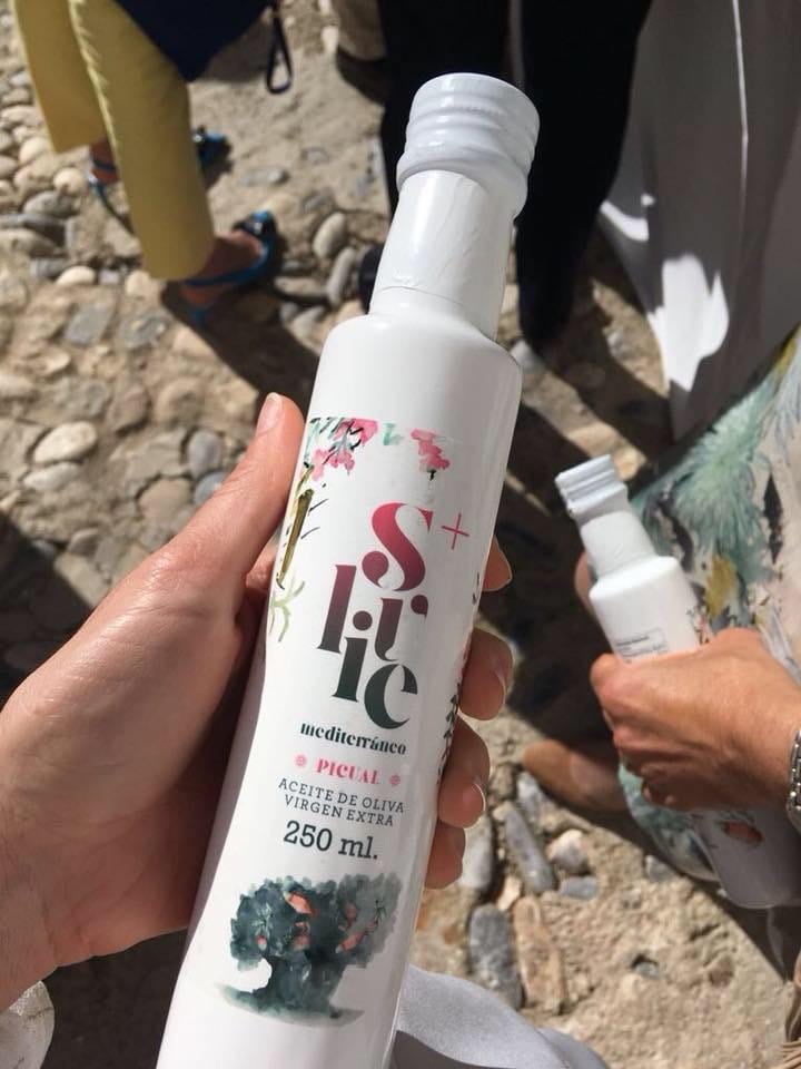 El producto estrella de Jaén, el #AOVE, es el mejor regalo 🎁 para nuestros invitados. Como el aceite eS+Live Mediterráneo, en botellas de 100 ml. y con una imagen muy apropiada para la ocasión😉.

#LaMesaOnce #WeddingPlanner #Bodas #Jaén