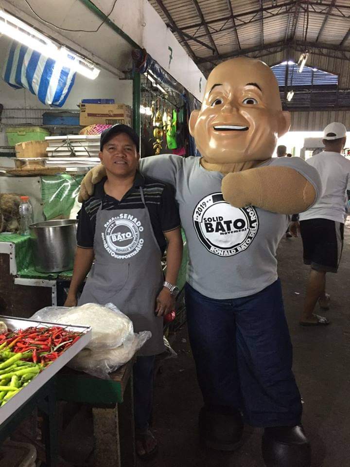 Solid_BATO's tweet photo. PICTURE-PICTURE KASAMA SI IDOL BATO SA MURPHY MARKET, QC.
#PusoParaSaPilipino #24DelaRosaBATO #numero24paraSENADOR #Ba24Senator https://t.co/h2qP8C910r