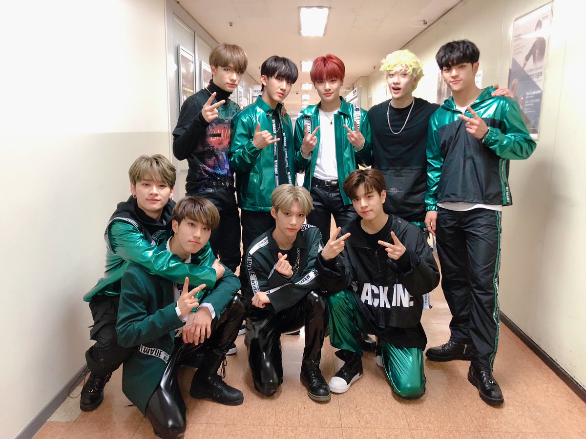 Stray_Kids's tweet photo. [스키지기] 
STAY❤ 뮤뱅도 심장 잘 부여잡고 봤나요? 
슽둥이의 응원으로 오늘도 완벽했던 슼둥이들의 "승전가"와 "MIROH" 무대!🔥 
우리 내일 만나는 것도 잊지 않았죠?😉 
⭐여기서 잠깐! 슼둥이에게 9글자 질문 생각해오기 깜짝 숙제!⭐ 
와 함께 스키지기는 오늘도 안녕!
내일 또 만나요👋 https://t.co/JalFLgrjTw