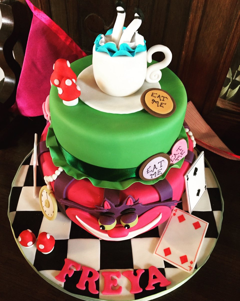 Amazing cake! 

#Yummy #ChildrensEntertainers #EventProfs #AliceInWonderland #Magical