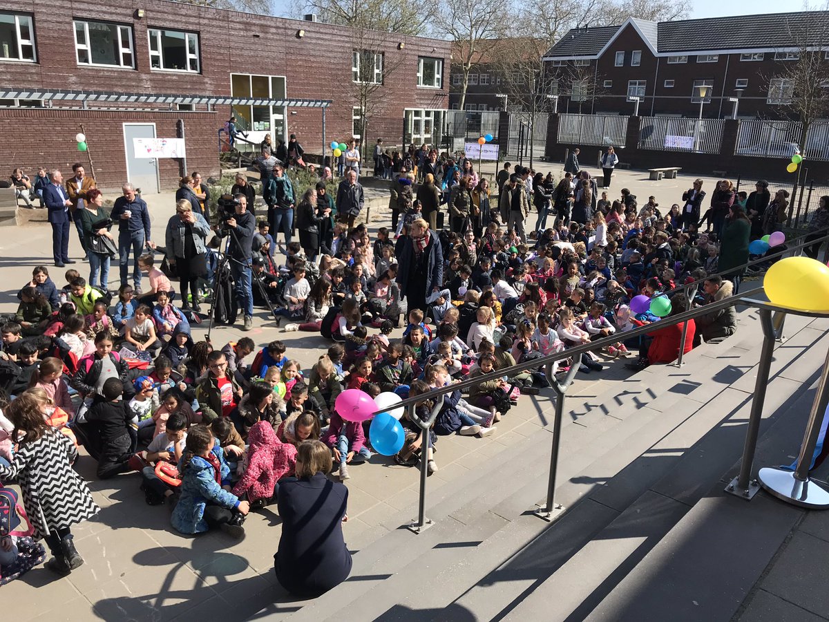 Ropj's tweet photo. Ze is vanaf dinsdag al aan het werk, maar vandaag is het tijd voor de huldiging van top10-juf-Daisy https://t.co/QrHKfBYuQk