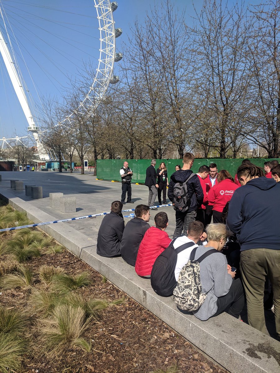 JuanCamiloRes's tweet photo. Evacuation at London eye . #Waterloo #Westminster https://t.co/IRkKpNGOxl