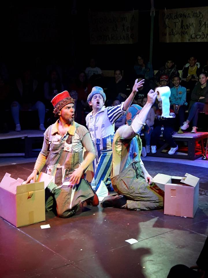 La <a href="/LaBaldufaTeatre/">La Baldufa Teatre</a> torna al <a href="/MAGICAL_MEDIA/">MAGICAL</a> per assajar “Bye Bye Confetti”. Des d’ahir fins avui els assajos es realitzen amb espectadors.
Bye Bye Confetti és una obra per majors de 8 anys i explica la història de tres pallassos que ploren la mort del seu líder: Confetti.