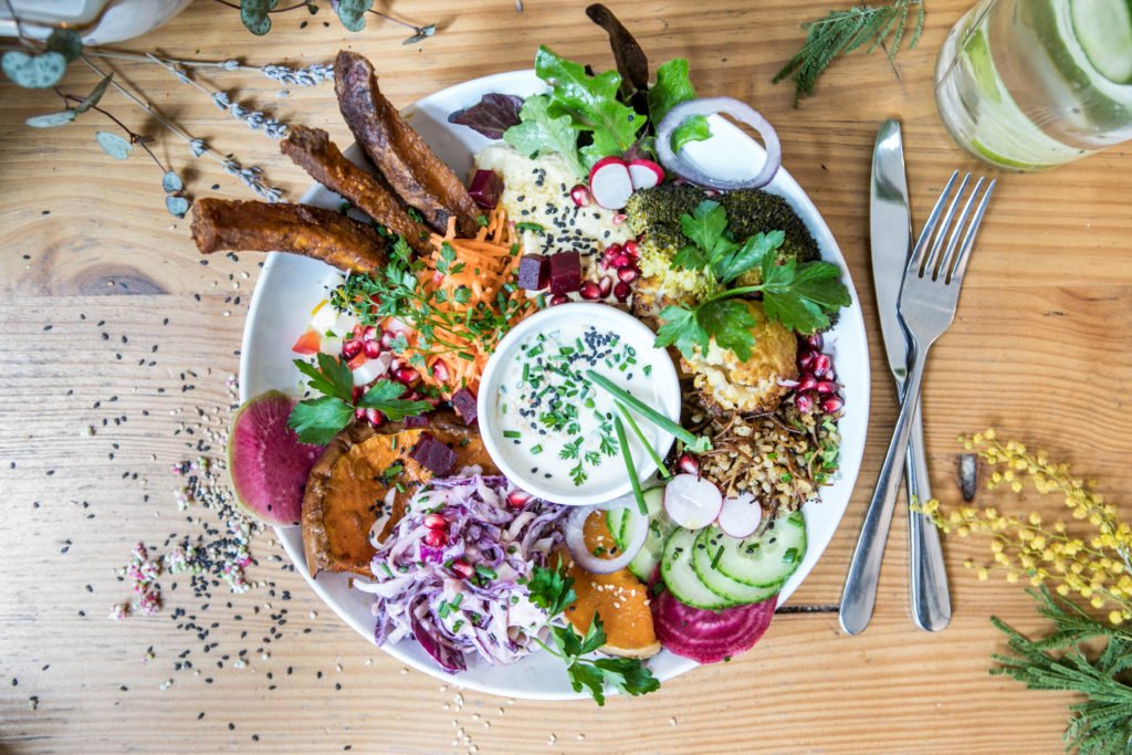 La vague végétale n’en finit plus de déferler sur #Bordeaux et sa métropole : voici mis à jour notre nouveau top 15 des restaurants végétariens 🥗
👉 bit.ly/VégétariensBX
📸 Kitchen Garden