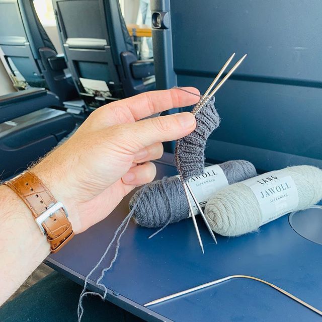 Ooh... this just happened! After 7 years of crocheting in public transport, today my very first knit experience in public transport. 😱.
.
. 
On my way to the @hhcologne to introduce my new book with <a href="/lsamsterdam/">Luitingh Sijthoff</a> , @mr_knitbear and @langyarns_official .
.
❤️❤️❤️
.
.
#dendenni…