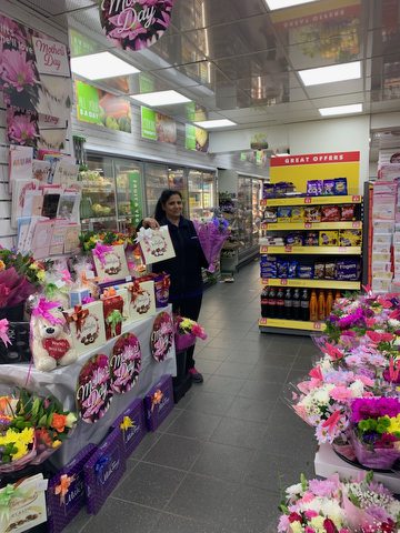 CranhillOneStop's tweet photo. We are offering a 🆓️ wrapping service with all our Mother's Day Gift Ideas displayed on our table in-store.

Pop in and pick up the perfect present! https://t.co/fHjQ2spHRW