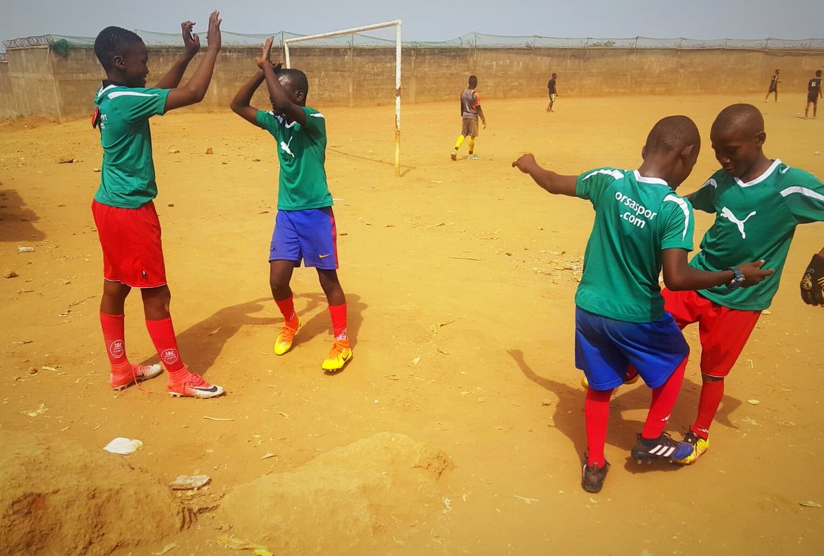 OrsaSport's tweet photo. You know, the best feeling? When You can do something meaningful, you can make someone happy ☀️❤
The best feeling.⚽️☺
#sierraleone #orsasport #pumateam #pumafootball #charity #dogood #football #dhl #SierraLeone @pumafootball
Thank You,
Patrick Bantamoi & DHL ❤ https://t.co/zZXAk5KmHi