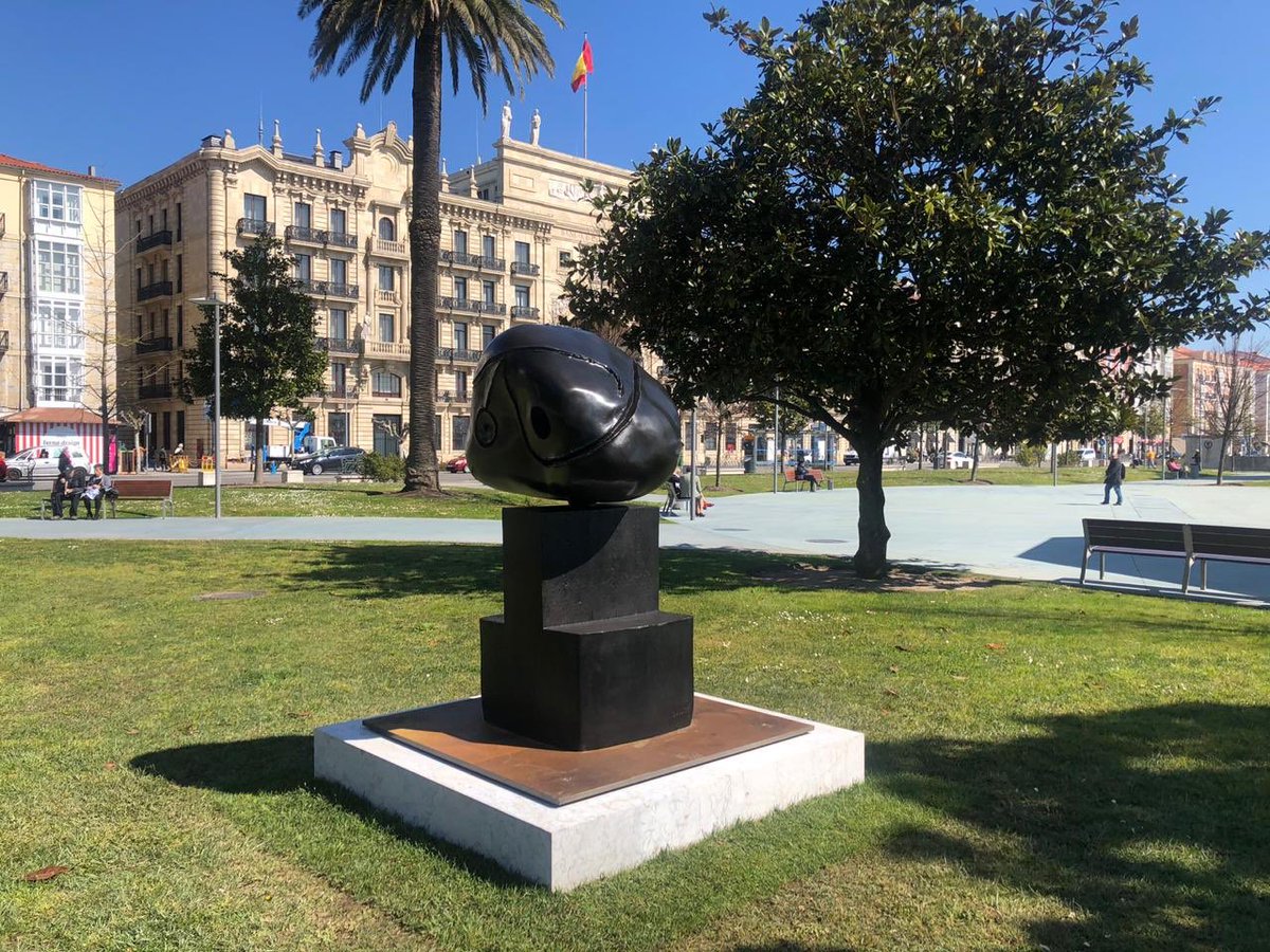 centrobotin's tweet photo. ¡Dos esculturas de Miró pueden disfrutarse ya en los Jardines de Pereda! Se suman a las otras dos obras cedidas por Sucessió Miró, que están en el Centro Botín. #JoanMiró, @fundaciomiro https://t.co/kRW9kLbT8F