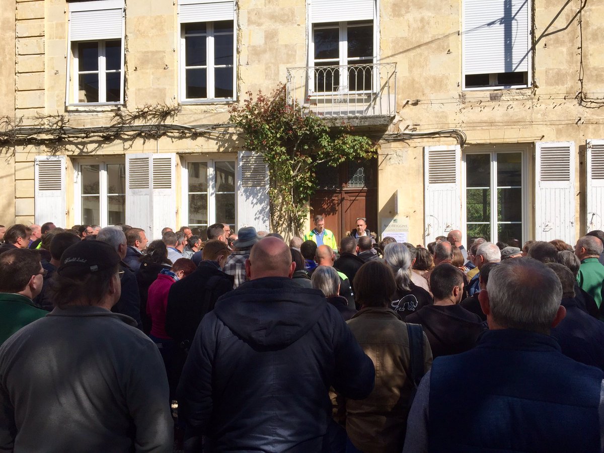helene_gln's tweet photo. #Arjowiggins : les salariés de Bessé-sur-Braye apprennent le placement en liquidation judiciaire de leur entreprise, et le licenciement de près de 600 personnes. https://t.co/LUDvHaDWUz