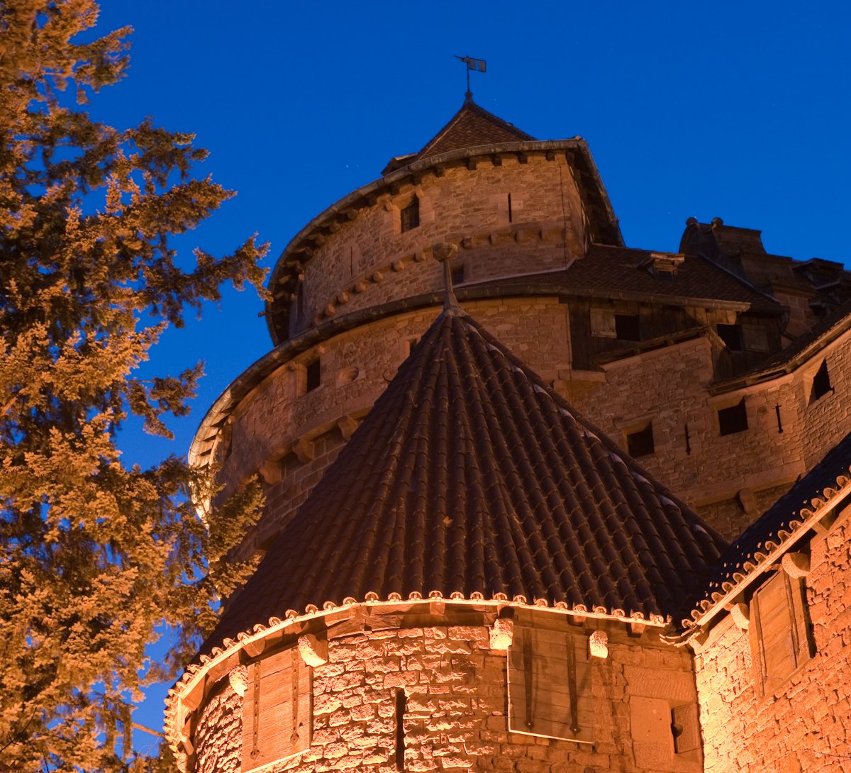toutelalsace's tweet image. J-100 avant @LeTour de France ! C'est l’occasion pour le château du @HtKoenigsbourg de s'habiller en jaune pour fêter les #100ansMaillotJaune 🧡🚴‍♂️#TDF2019
-
©Klaus Stöber