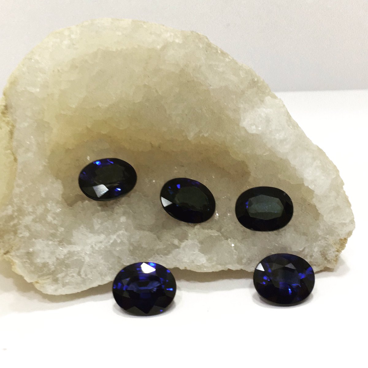 Safir Oval Kesim.
agstone.net