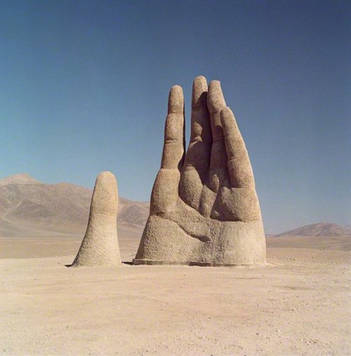 FictionAlow's tweet photo. Si un jour tu te promène par hasard dans le désert chilien, tu risque fortement de tomber sur cette très rassurante main géante !
C'est le sculpteur Mario Irarrázabal qui l'a réalisée pour exprimer la souffrance humaine...

#étrange #sculpture #art #horreur #desert https://t.co/EHodTxiSLB