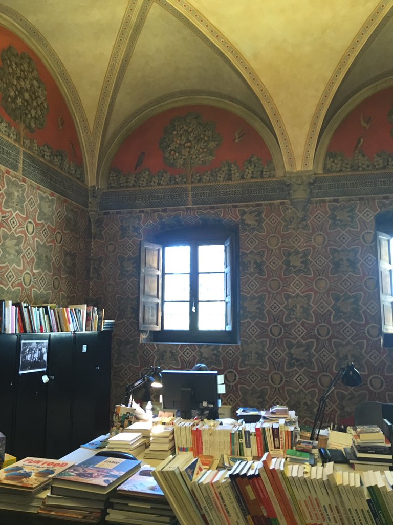 fionascoble's tweet photo. Steel yourselves, British publishers. This is the actual office of Giunti in Florence. They've got a stone lion on their staircase and Dante used to hang out here. A fantastic visit with the @aldusnet this morning! https://t.co/q0etbQgHZk