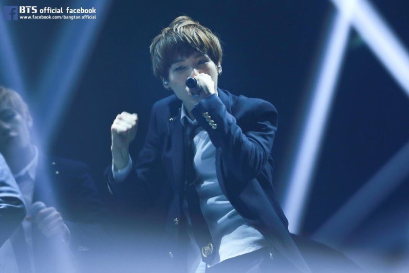 1 бтс. Бтс участники по 1. Bts дурачатся. Бтс dna. Бтс на сцене.