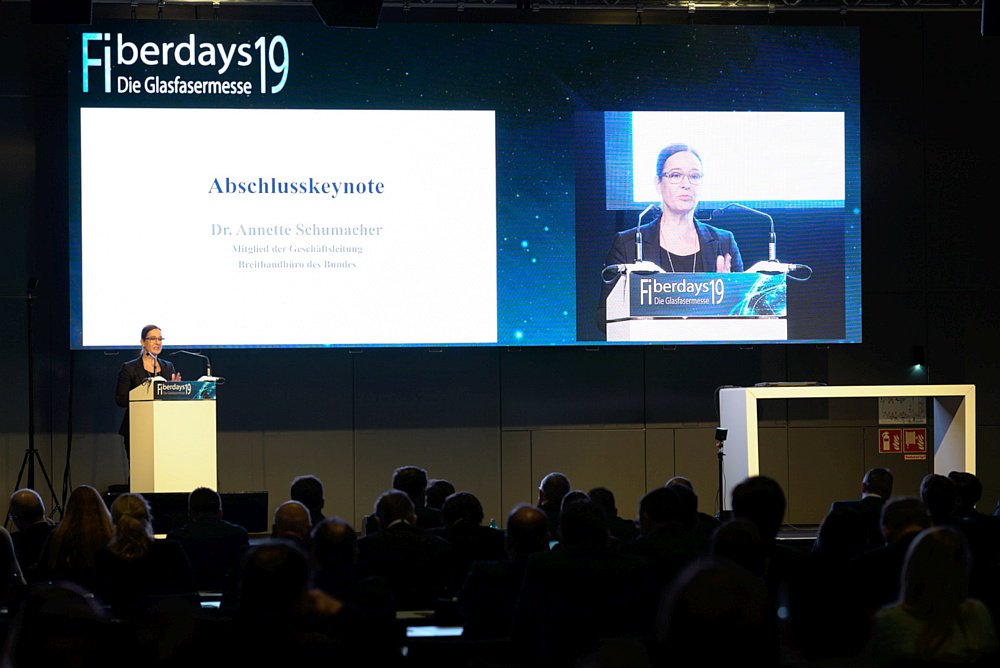 BBB_digi's tweet photo. Gestern gingen die #fiberdays19 in #Wiesbaden zu Ende. Das #BBB war mit Keynote, EU-Werkstattgespräch, Informationsmobil, Workshops vertreten und informierte viele Messeteilnehmer u.a. zu #Breitbandausbau #Digitalisierung #TKInfrastruktur. @BREKOverband https://t.co/Q6TkbiA5n6 https://t.co/1PS8hvfBJr