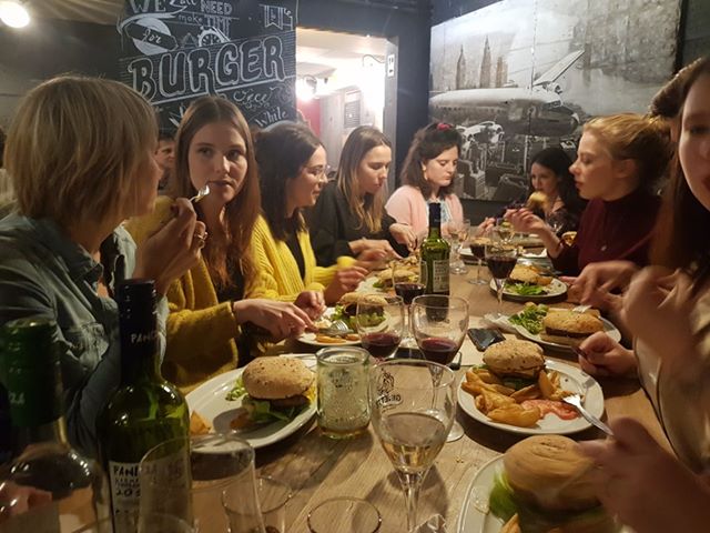 EjL_ORM's tweet photo. Mélanger étudiant.e.s, professeur.e.s et assistant.e.s autour d'un cheeseburger, c'était l'idée brillante des Master 1 pour leur 2ème souper de cours. Ambiance au top ! 🤗 https://t.co/9EoDwNpKtD