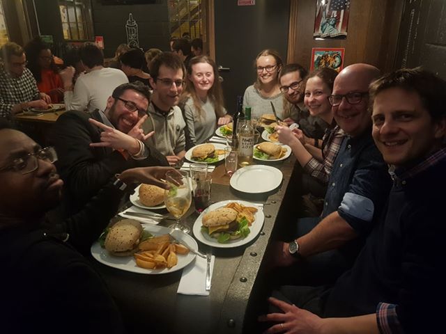 EjL_ORM's tweet photo. Mélanger étudiant.e.s, professeur.e.s et assistant.e.s autour d'un cheeseburger, c'était l'idée brillante des Master 1 pour leur 2ème souper de cours. Ambiance au top ! 🤗 https://t.co/9EoDwNpKtD