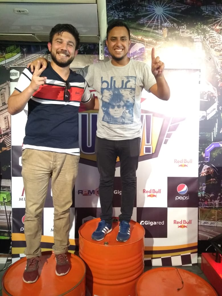 somosdep's tweet photo. Nuevamente un integrante de #SomosDeporte, @JuanchiMolina paseó a un colega, @EmmanuelAle2. Fue en #autodromoVirtual de #HuawBowlingBar. Nobleza obliga, hay que hacer la salvedad de que el escolta no pudo colocarse el casco por obvias razones. https://t.co/JrIr2PKMCD
