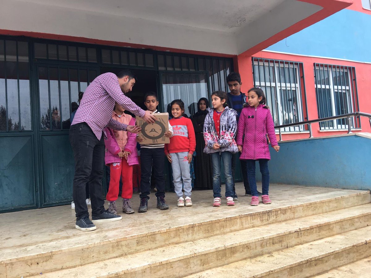 BukdereO's tweet photo. Okulumuzun en temiz sınıfı seçilen 5/A sınıfına istedikleri duvar saati alınarak öğrencilere hediye edildi. @MemHarran @smailKa32438473 @kenndmroglu01 @HarranKaymakam https://t.co/LocFDPPrwS