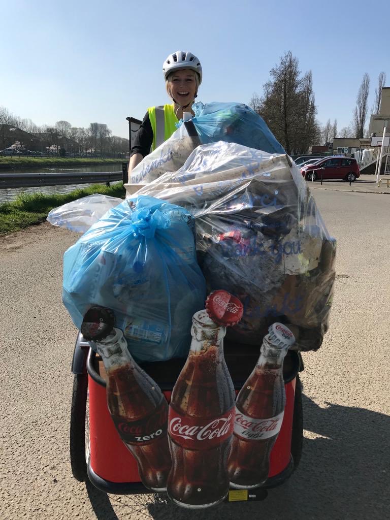 LefevreEva's tweet photo. Samen met onze @CocaColaBE_nl collega’s doen we vandaag mee aan de #lenteschoonmaak rond onze site in #Anderlecht! Fun 🙌 @De_Mooimakers https://t.co/oI2FD1H086