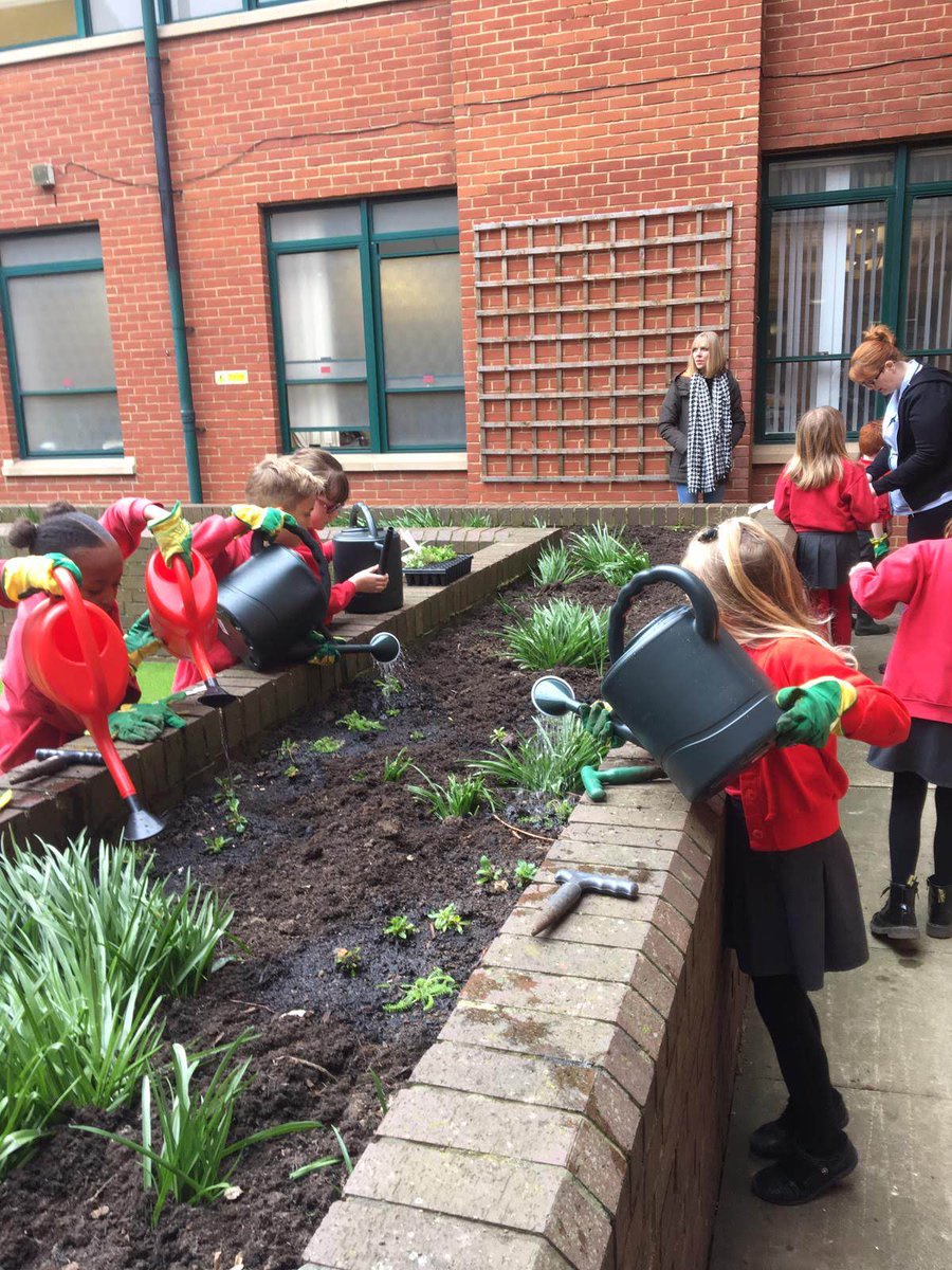 Happy to welcome 60 children from <a href="/MaundeneSchool/">Maundene Primary</a> &amp; <a href="/KentWildlife/">Kent Wildlife Trust</a> at <a href="/Medway_NHS_FT/">Medway NHS Foundation Trust</a> . #Raisingawareness re the link between #nature &amp; #positivementalhealth, before planting activities &amp; making our new #Dementia #TherapyGarden fabulous for patients #communitycohesion #stayactive